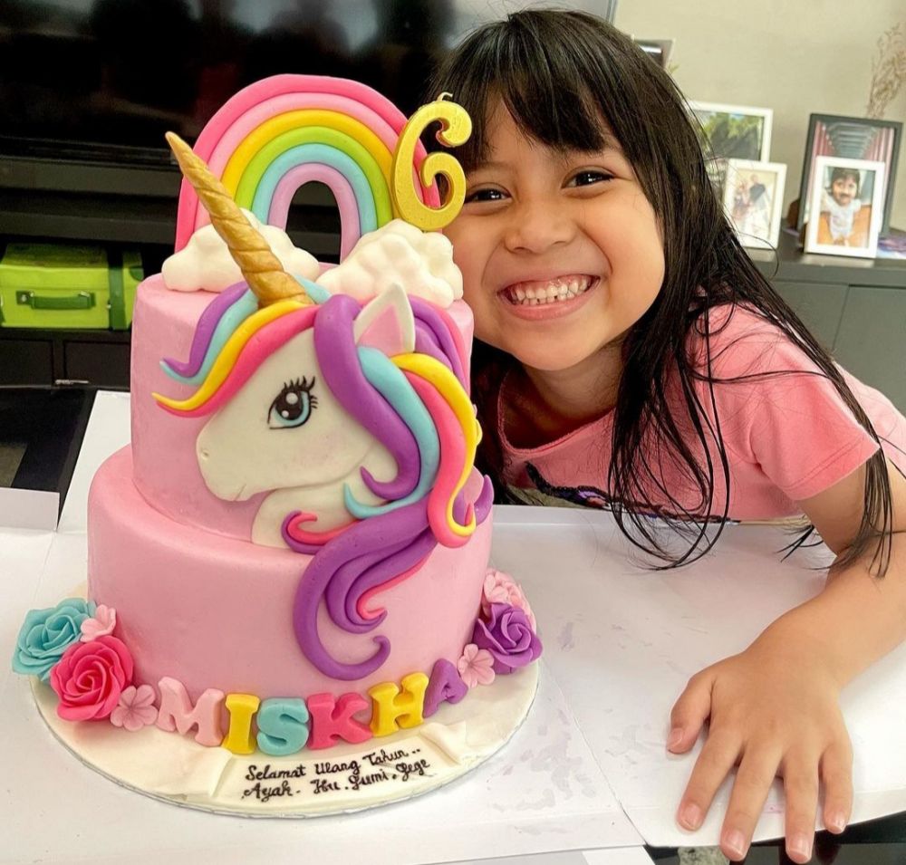 Larang ayah foto berdua bareng cewek, ini 11 potret Miskha anak Desta berbagai sumber