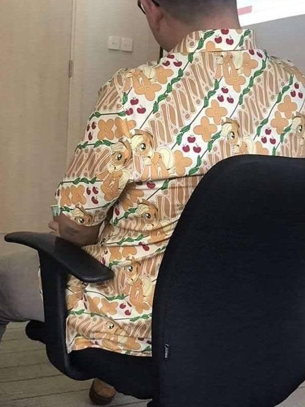 beli baju motifnya nyeleneh banget © berbagai sumber