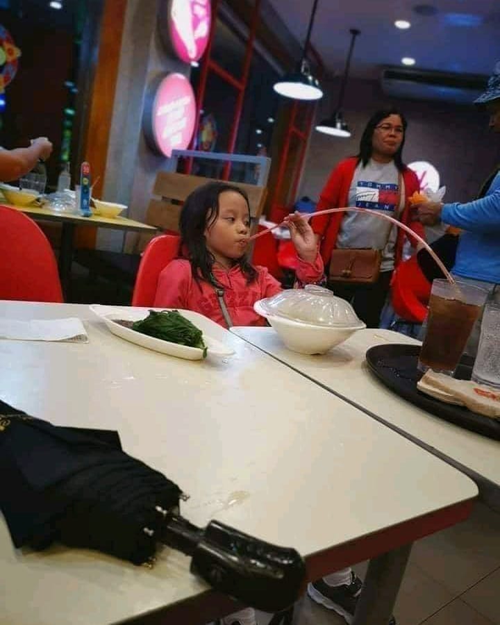 orang pakai sedotan malah menyusahkan © berbagai sumber