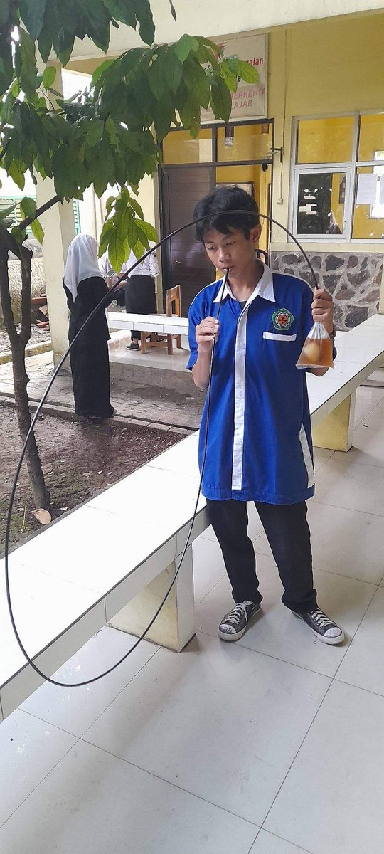 orang pakai sedotan malah menyusahkan © berbagai sumber