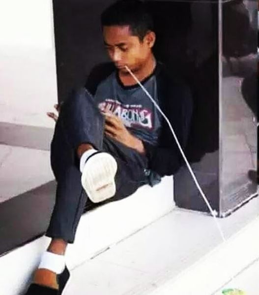 orang pakai sedotan malah menyusahkan © berbagai sumber