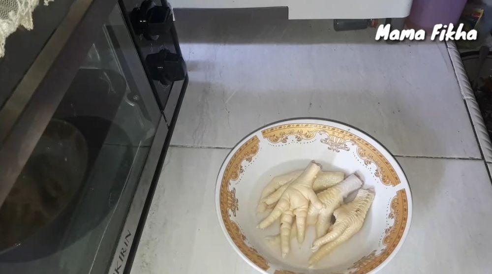 Trik praktis bersihkan kulit kuning ceker ayam, pakai satu bahan
