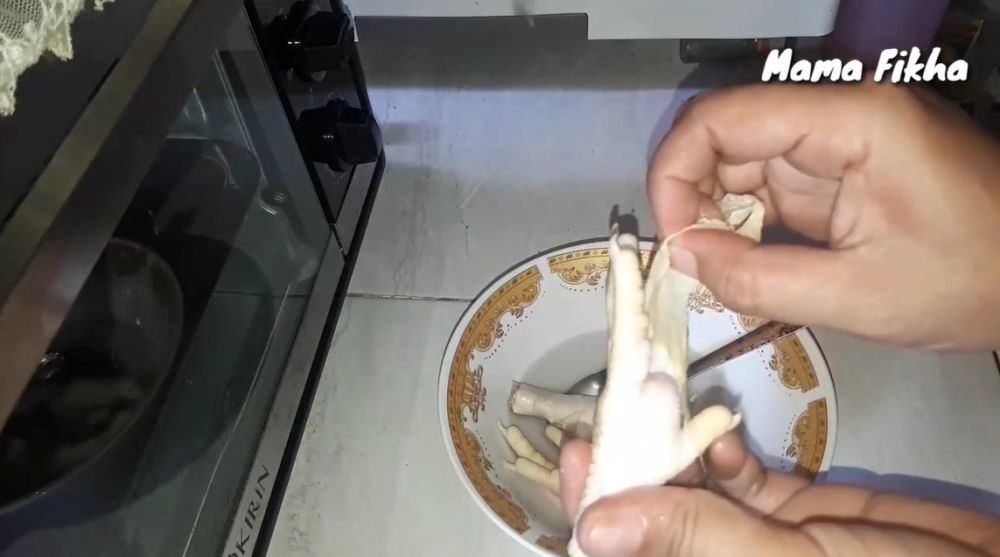 Trik praktis bersihkan kulit kuning ceker ayam, pakai satu bahan