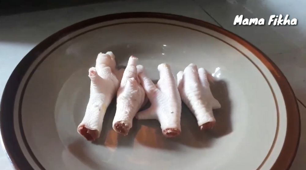 Trik praktis bersihkan kulit kuning ceker ayam, pakai satu bahan