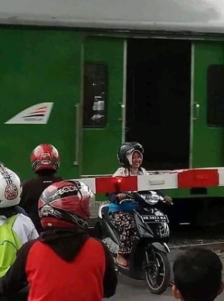 pengendara salah posisi malah jadi apes © berbagai sumber pengendara salah posisi malah jadi apes © berbagai sumber