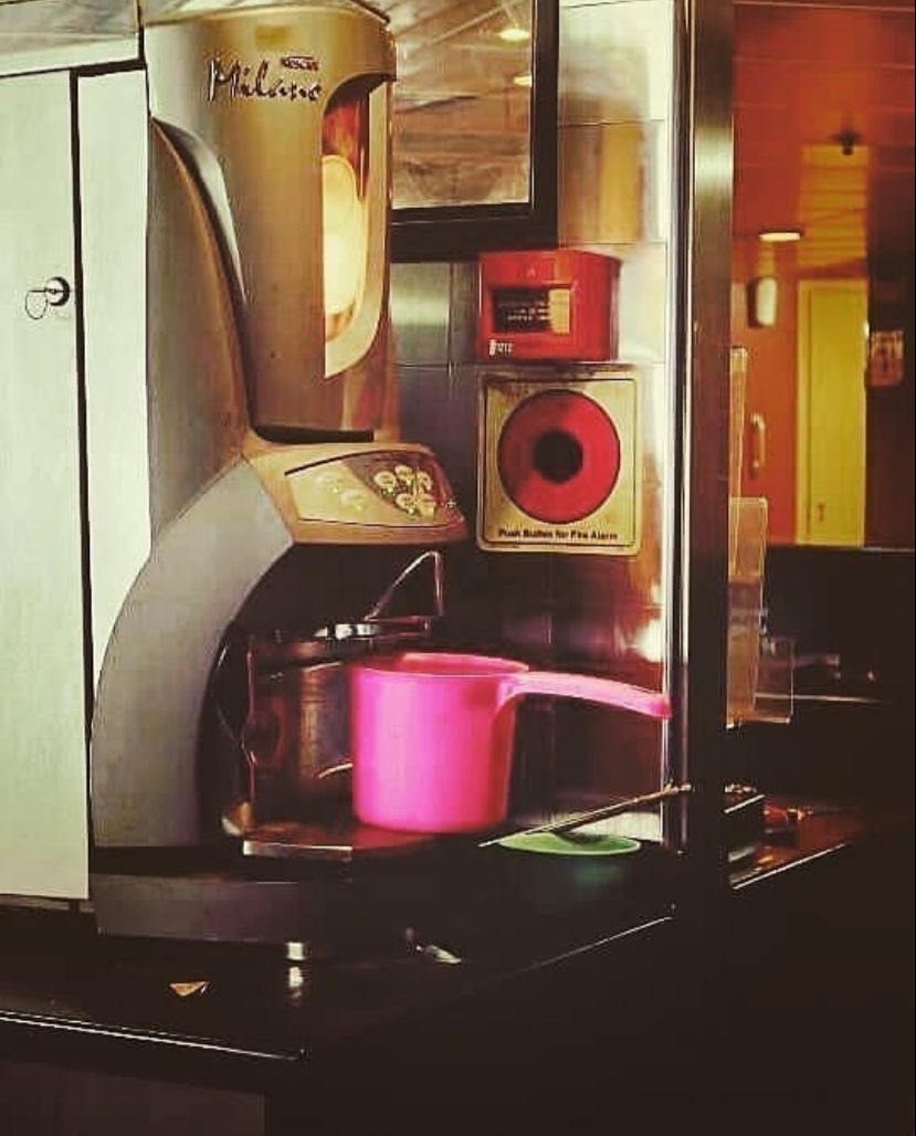 orang lagi bikin minuman malah kocak © berbagai sumber