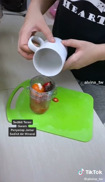 Cara bikin sambal terasi yang cocok buat diet, cuma 50 kalori