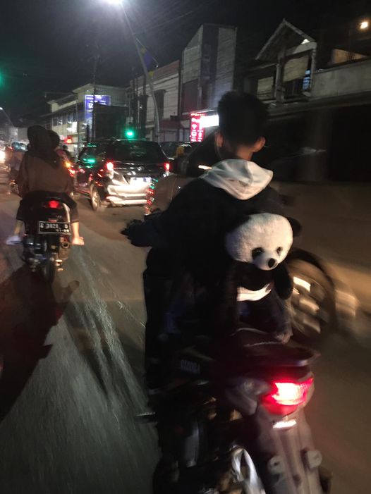 cowok pakai tas imut © berbagai sumber