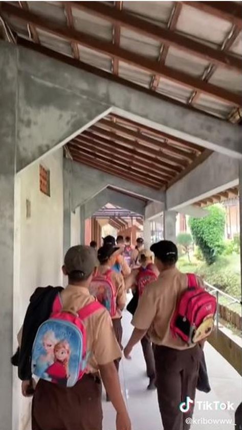 cowok pakai tas imut © berbagai sumber