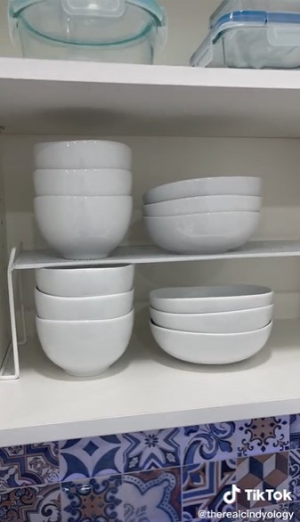 Cara menata gelas dan mangkuk di lemari dapur, makin estetik