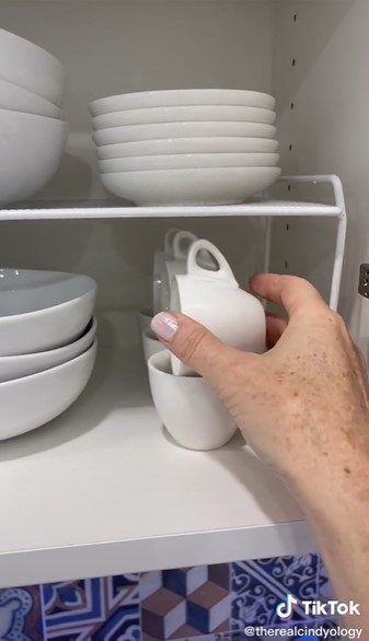 Cara menata gelas dan mangkuk di lemari dapur, makin estetik