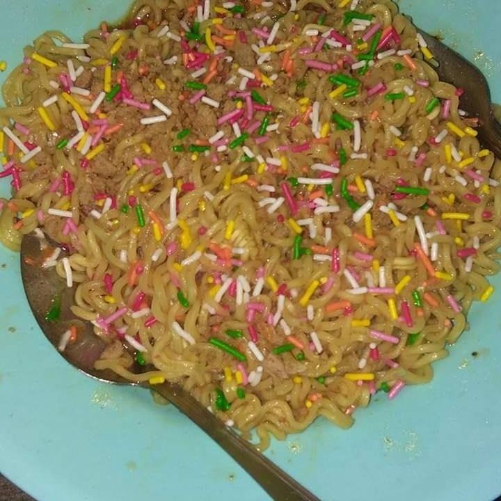 kreasi nyeleneh pakai mi © berbagai sumber