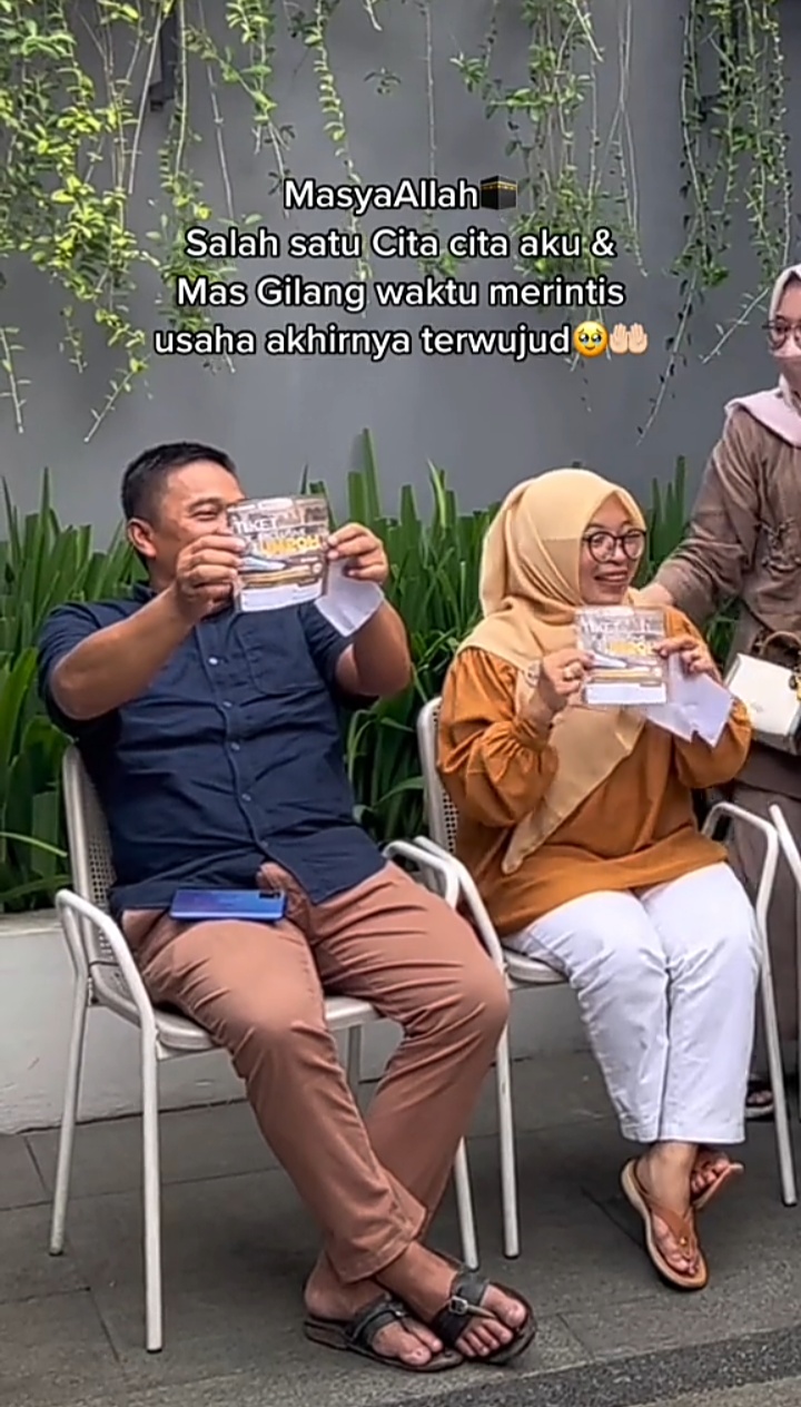 hadiah umroh ke orang tua © 2022 brilio.net