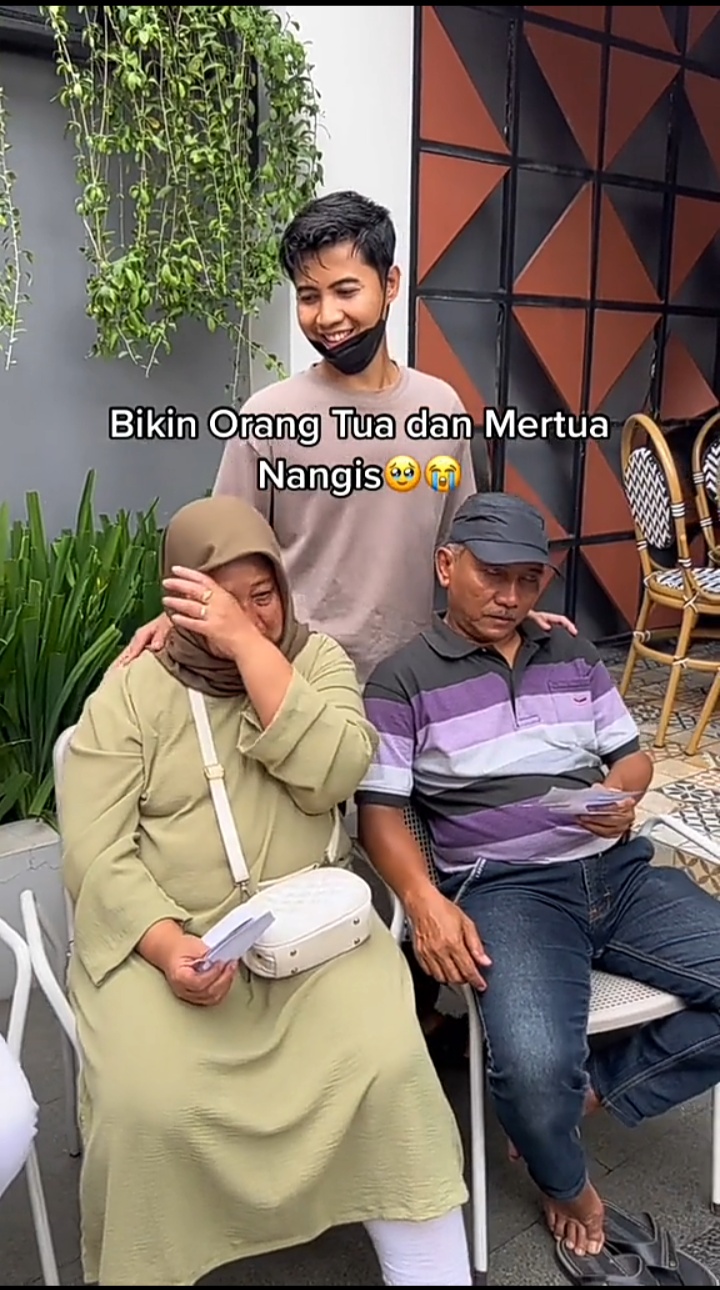 hadiah umroh ke orang tua © 2022 brilio.net