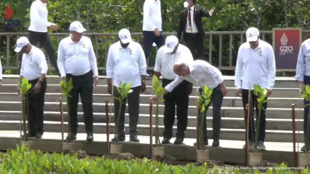 momen unik kepala negara bingung pakai cangkul di KTT G20 © berbagai sumber momen unik kepala negara bingung pakai cangkul di KTT G20 © berbagai sumber