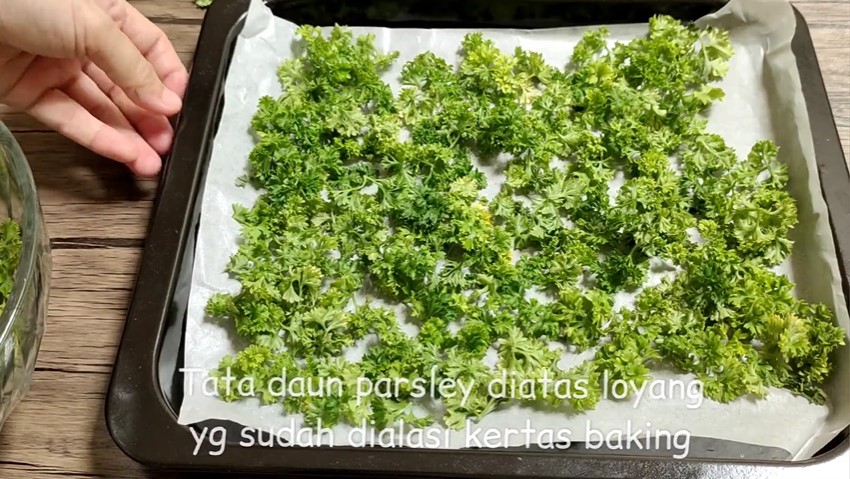 5 Cara bikin bubuk parsley homemade, awet sampai 3 tahun
