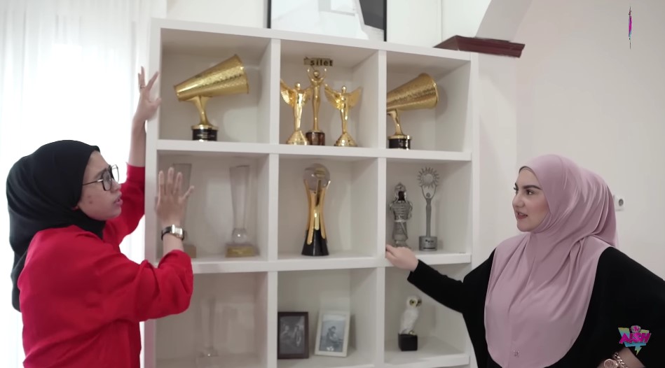 Kantor baru Irish Bella YouTube