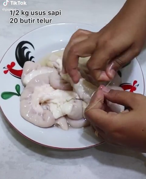 Cara masukkan telur ke usus ala masakan Padang, padat dan antibocor