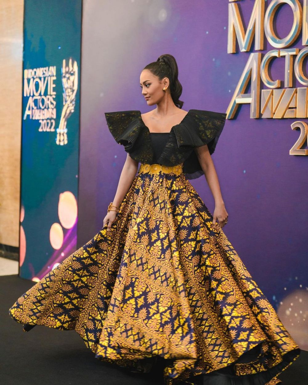 11 Gaya seleb di IMA Awards 2022, Titi Kamal pakai rok motif wayang