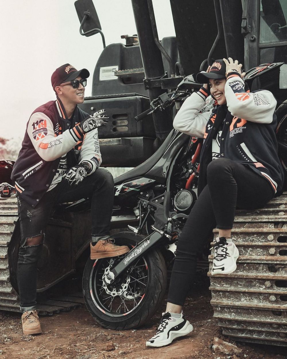 potret mesra ujang preman pensiun dan kekasih © instagram