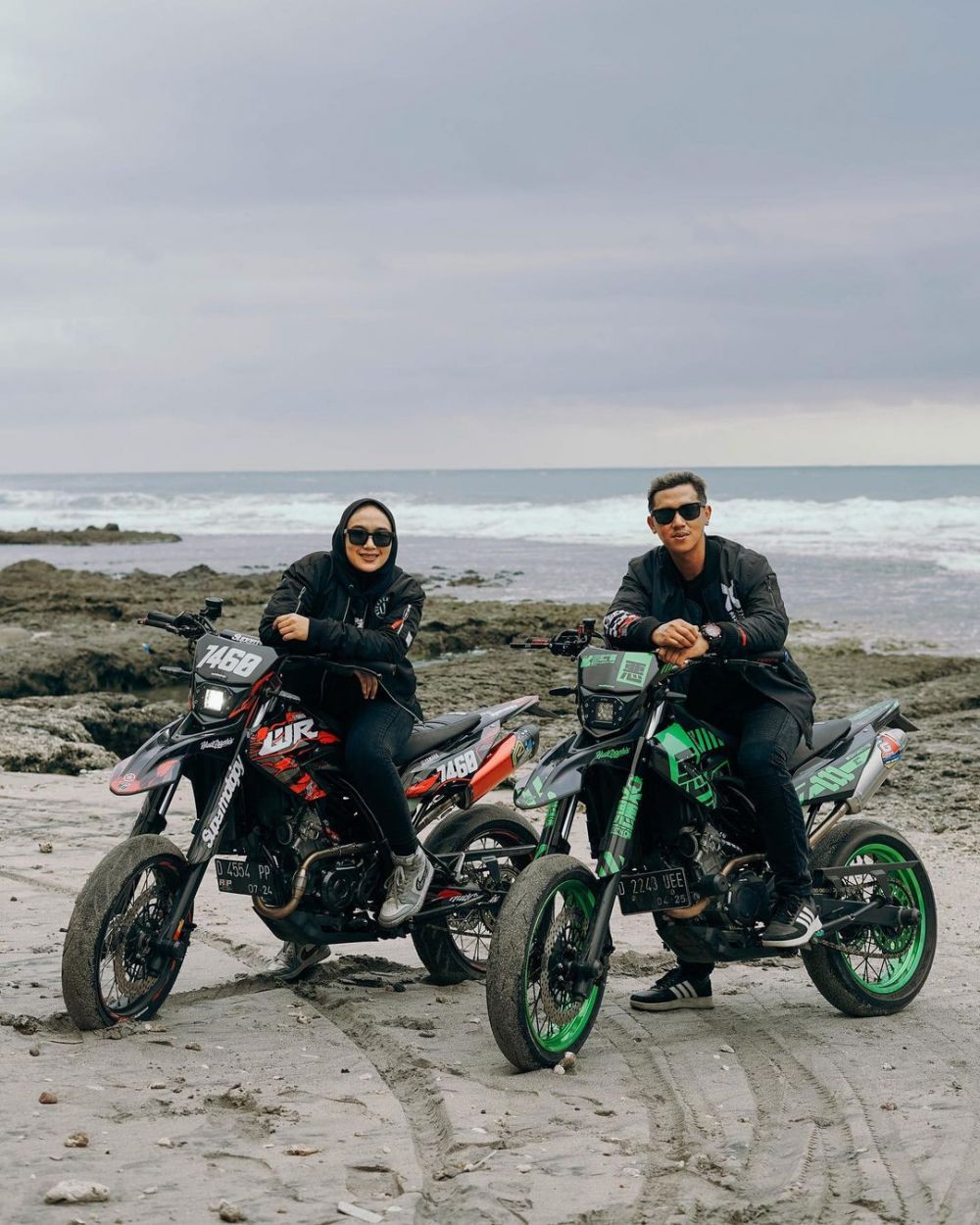 potret mesra ujang preman pensiun dan kekasih © instagram