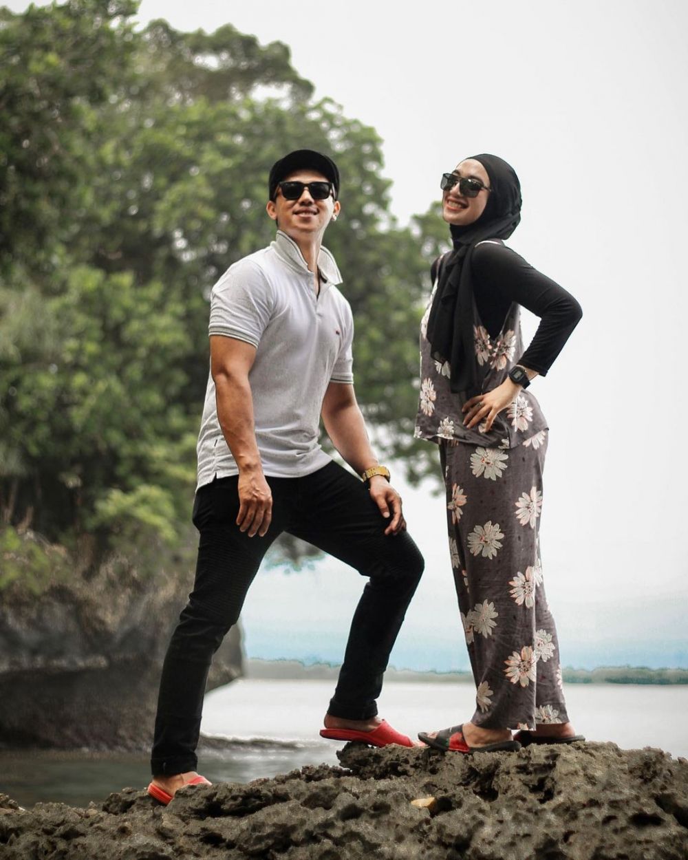 potret mesra ujang preman pensiun dan kekasih © instagram