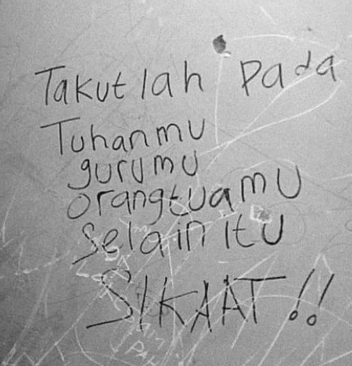 Tulisan kocak di dinding tembok © 2022 berbagai sumber