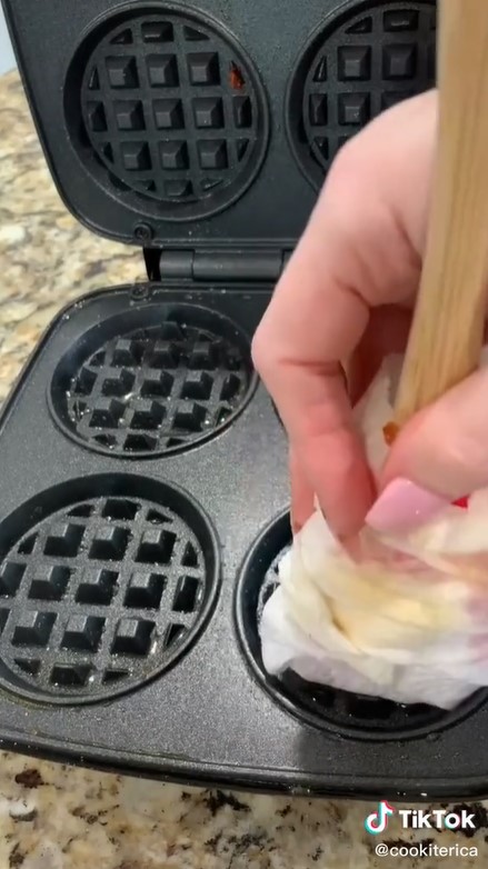 Cara mudah bersihkan cetakan waffle listrik, tak perlu pakai sabun