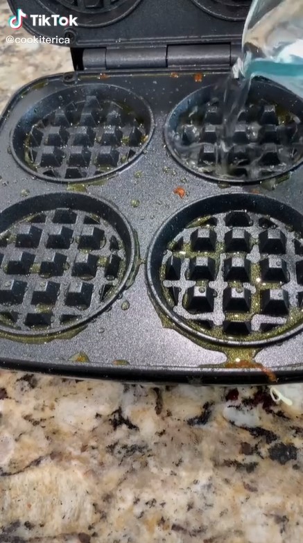 Cara mudah bersihkan cetakan waffle listrik, tak perlu pakai sabun
