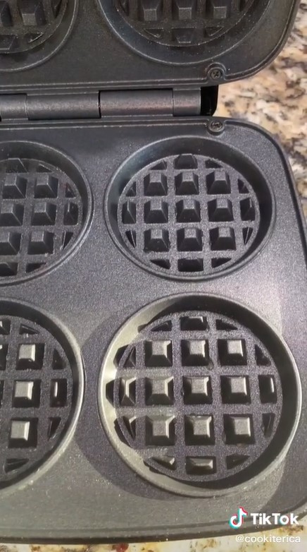 Cara mudah bersihkan cetakan waffle listrik, tak perlu pakai sabun