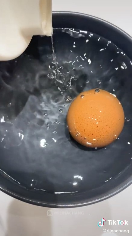 Lebih aman, begini trik rebus telur di microwave supaya nggak meledak