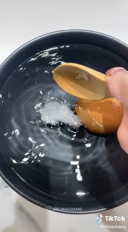 Lebih aman, begini trik rebus telur di microwave supaya nggak meledak