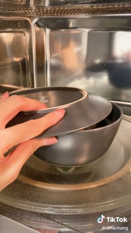 Lebih aman, begini trik rebus telur di microwave supaya nggak meledak