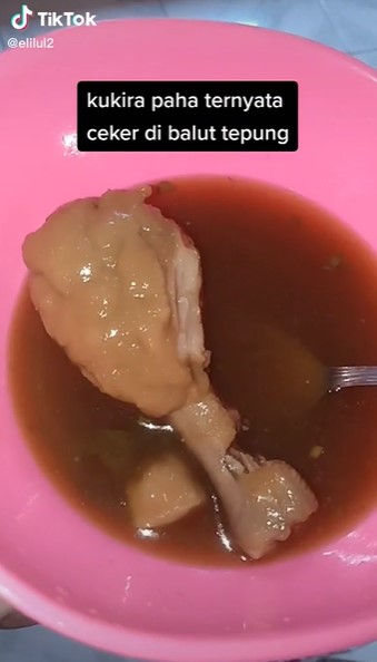 Dikira paha ayam betulan, wanita ini temukan isian tak terduga