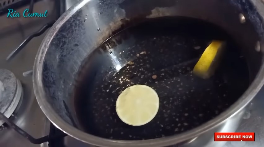 Cara bersihkan kerak gosong di dasar panci, super cepat cuma 5 menit