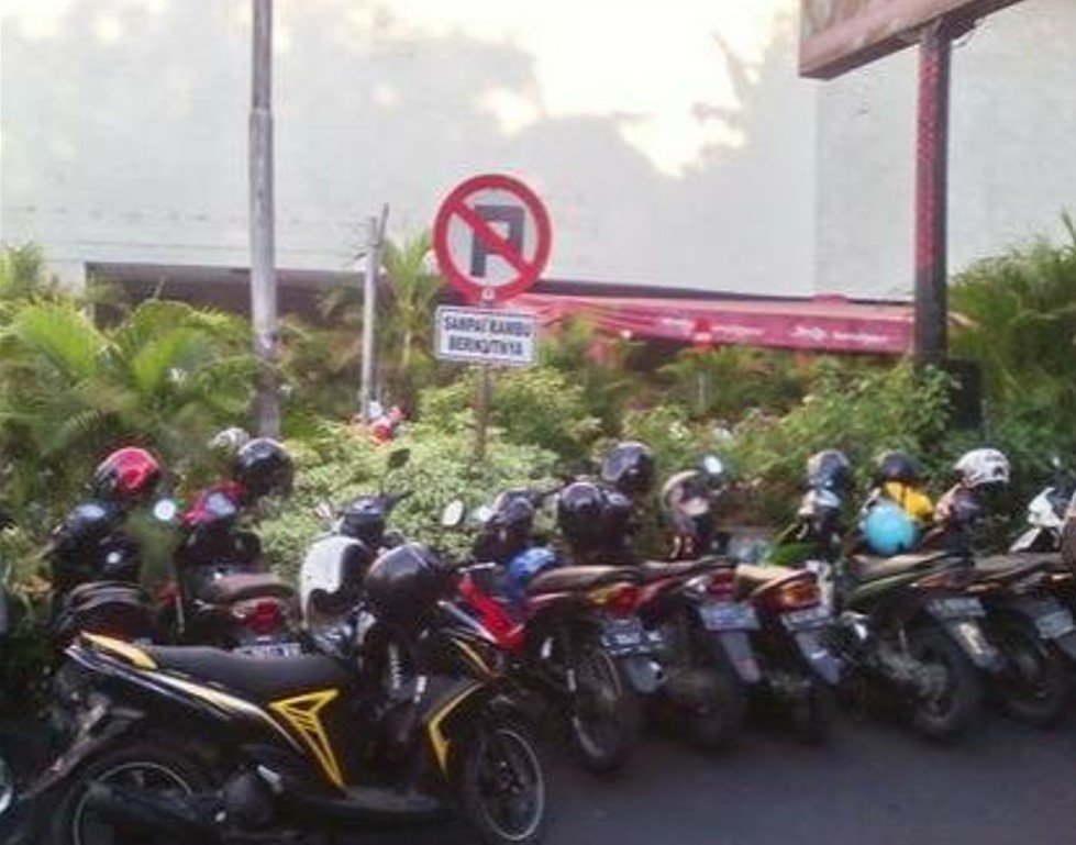 Abaikan larangan parkir Berbagai sumber Abaikan larangan parkir Berbagai sumber