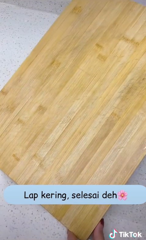 Cara praktis bersihkan talenan kayu hitam, kinclong seperti baru