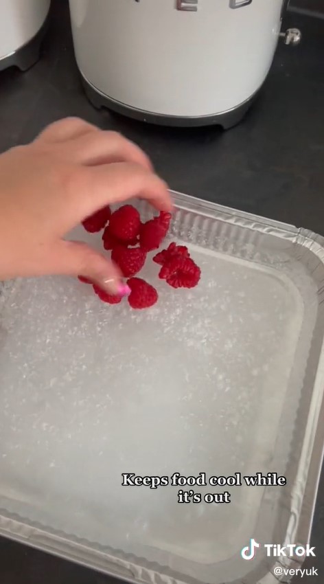 Trik menyimpan buah agar tetap dingin tanpa kulkas, cocok buat piknik