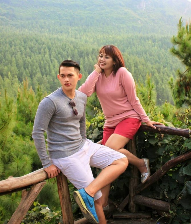 pasangan Elly Sugigi Berbagai sumber