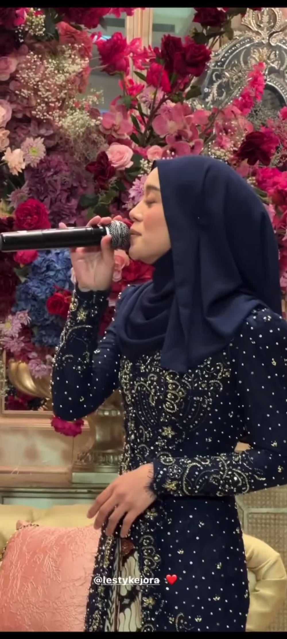 lesty di pernikahan kakak © instagram lesty di pernikahan kakak © instagram