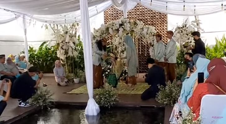 Momen siraman Glenca Chysara berbagai sumber Momen siraman Glenca Chysara berbagai sumber