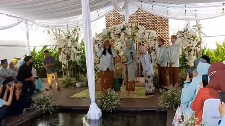 Momen siraman Glenca Chysara berbagai sumber Momen siraman Glenca Chysara berbagai sumber