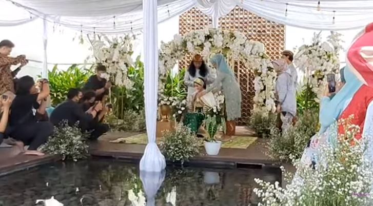 Momen siraman Glenca Chysara berbagai sumber Momen siraman Glenca Chysara berbagai sumber