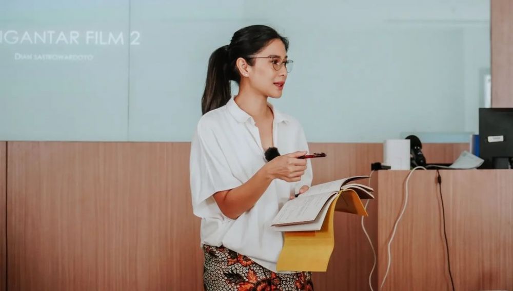 momen Dian Sastro jadi dosen UI © berbagai sumber momen Dian Sastro jadi dosen UI © berbagai sumber