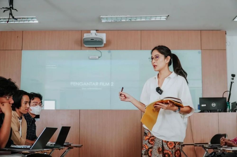 momen Dian Sastro jadi dosen UI © berbagai sumber momen Dian Sastro jadi dosen UI © berbagai sumber