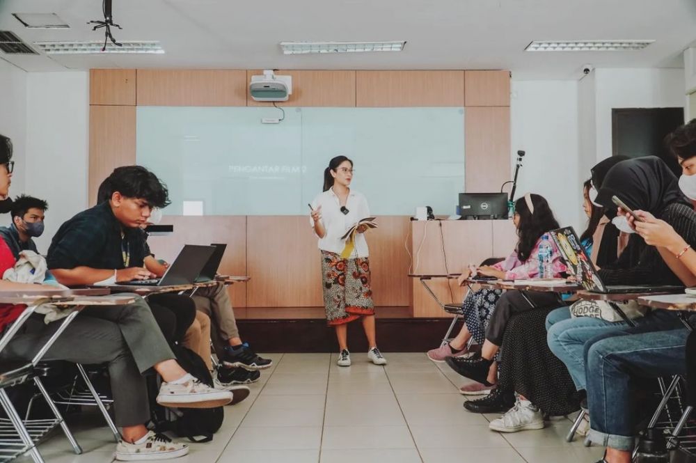 momen Dian Sastro jadi dosen UI © berbagai sumber