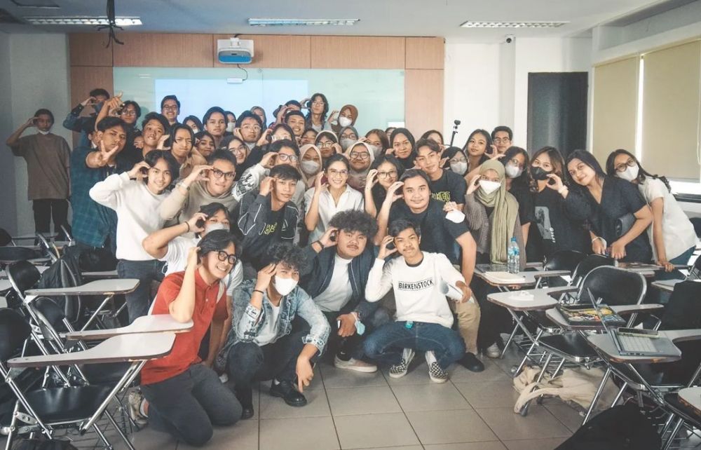 momen Dian Sastro jadi dosen UI © berbagai sumber