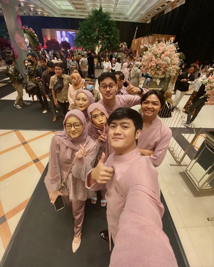 Denias Ismail mantan Lesty di nikahan Beni Mulyana © berbagai sumber