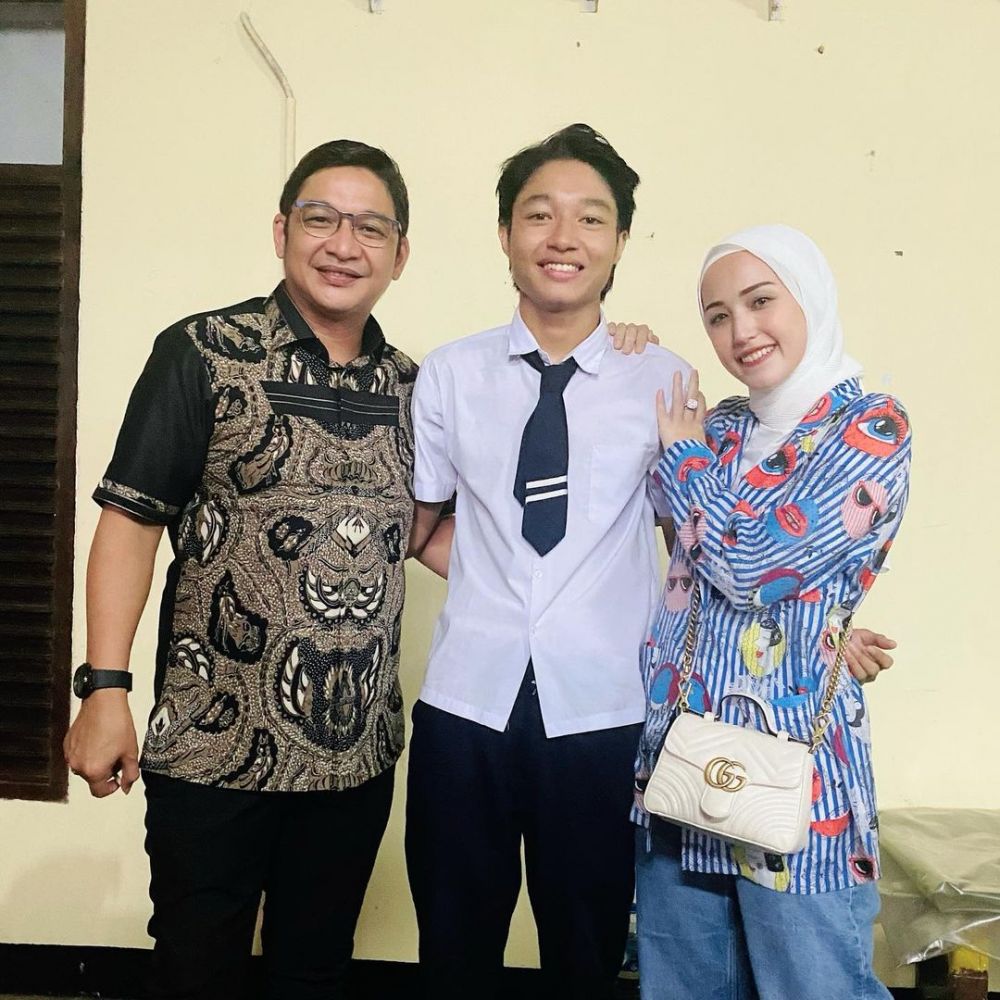 seleb dan anak sambung bak sahabat © berbagai sumber