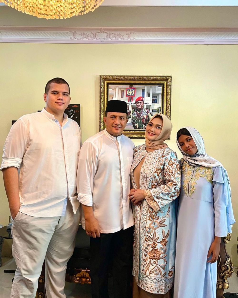 seleb dan anak sambung bak sahabat © berbagai sumber